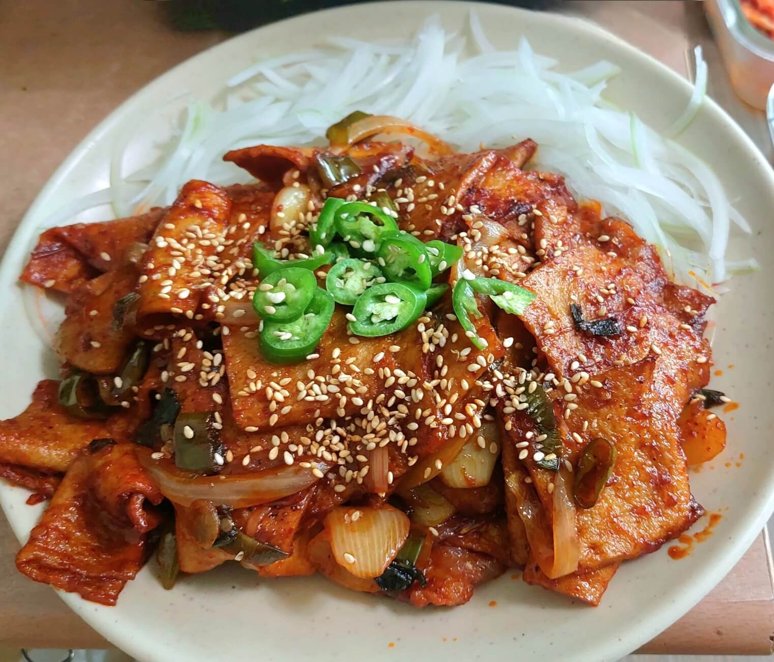 채 썬 양파 곁들인 어묵제육볶음 만든 사진