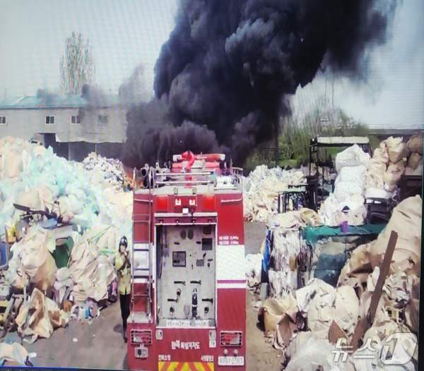 전북 군산 내흥동 폐기물 처리 업체 화재 발생, 현재 진화 작업 중 및 인명 피해 없음