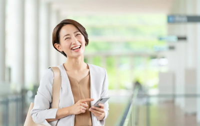 웃고 있는 여성