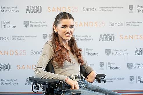 Out of My Mind 주연 배우가 공식 행사에서 휠체어에 앉아 포즈를 취하는 모습