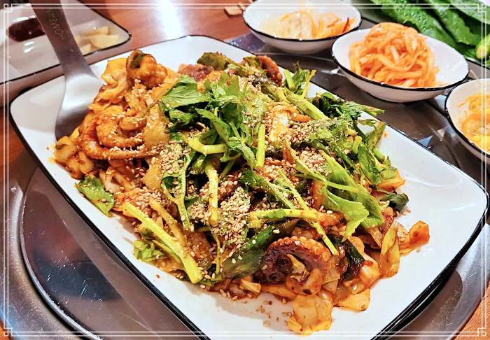 생방송투데이 100년 만에 개방, 한옥 길, 삼청동 항아리 커피숯 바베큐 삼겹살, 불쭈꾸미 맛집