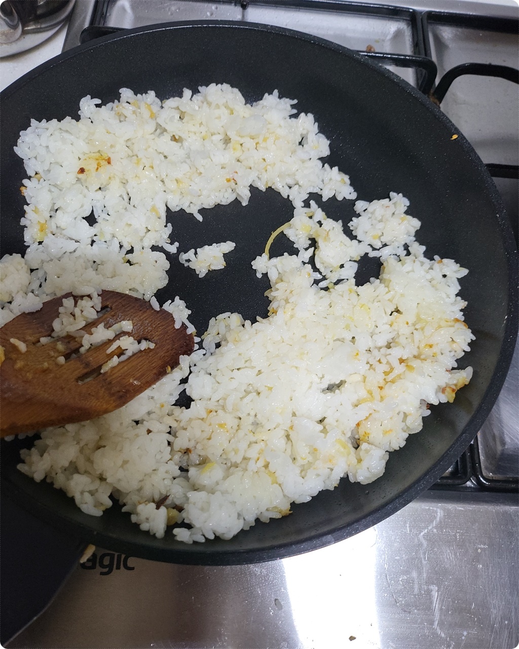 햇반 넣어서 볶아 주기