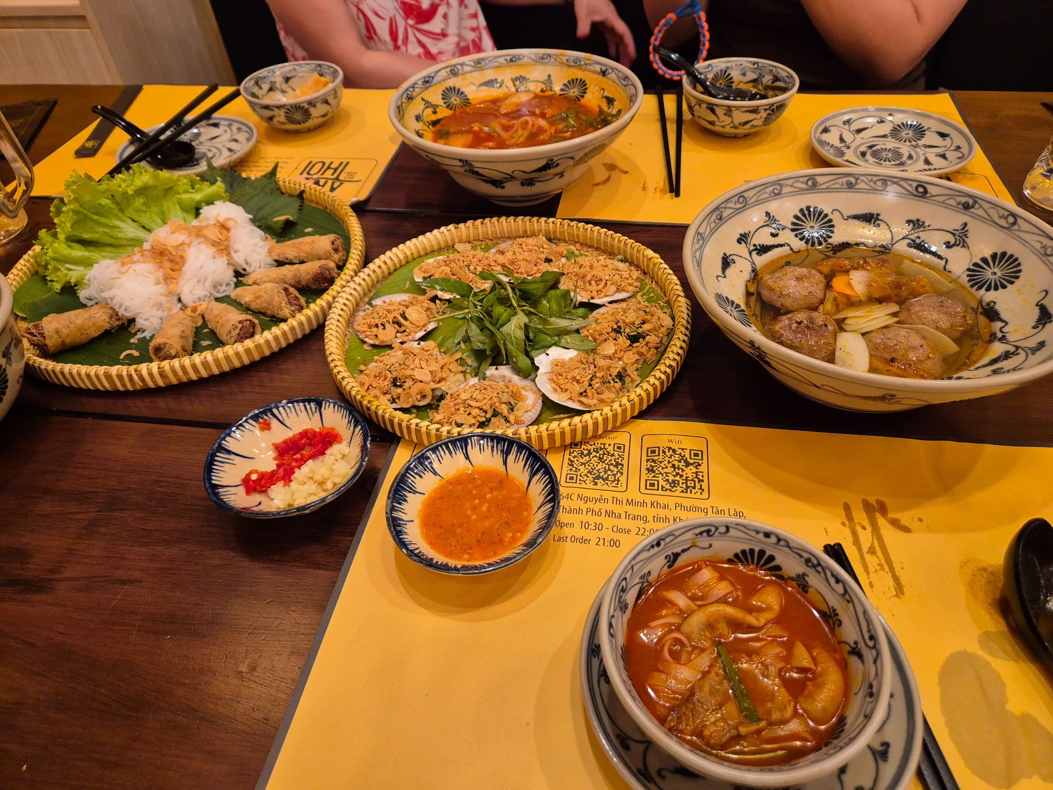 분짜,가리비 구이, 다양한 베트남 요리 한상
쌈 채소와 면, 분짜와 마늘 땅콩 고명이 올라간 가리비 구이가 담긴 베트남 전통 한상