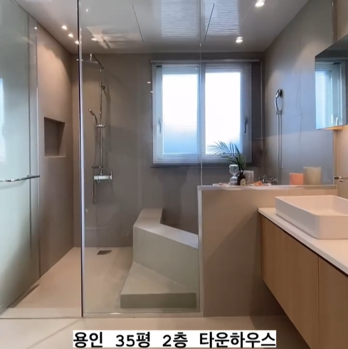 욕조가 넓게 되어 있어 편하게 몸을 담글수 있어 좋아요