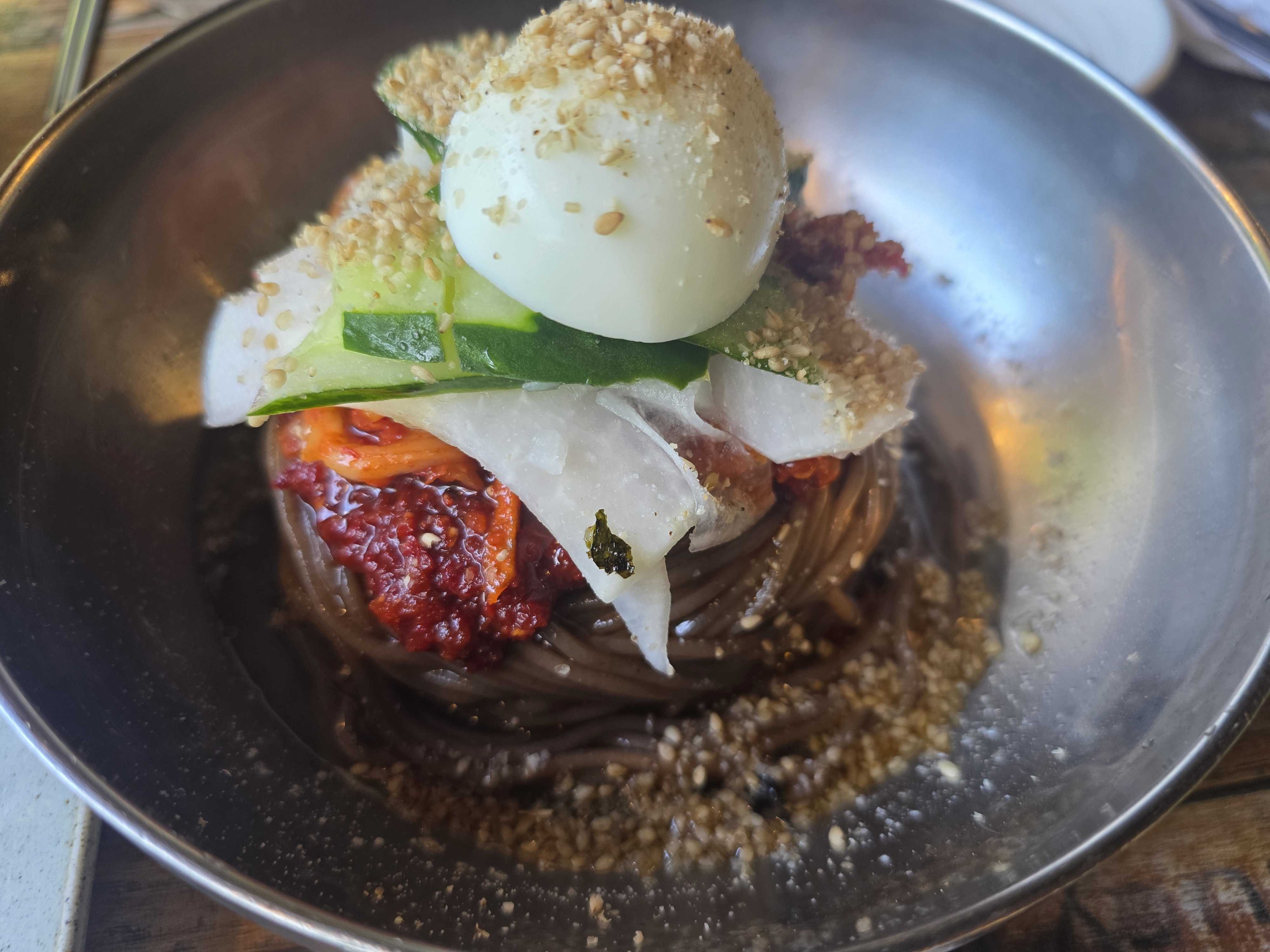강마을다람쥐 도토리 비빔국수 달걀 오이 매콤한 양념