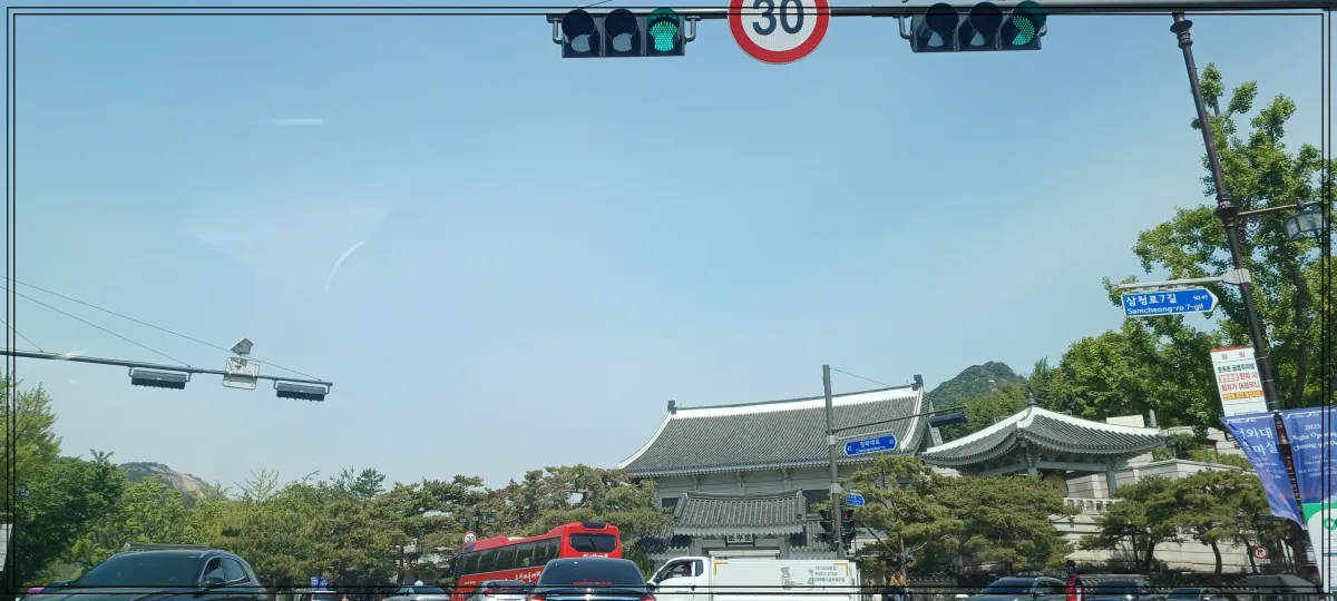 청와대-춘추문-입구-삼청로-버스와-차량-혼잡-관광버스-정체-상황