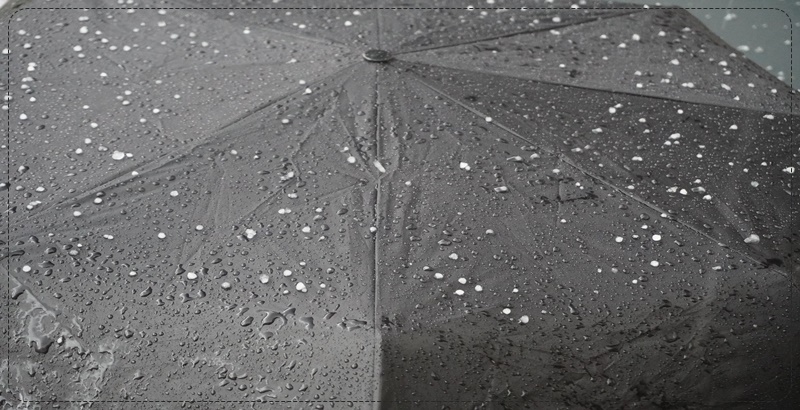 우산 위로 떨어지는 우박 사진