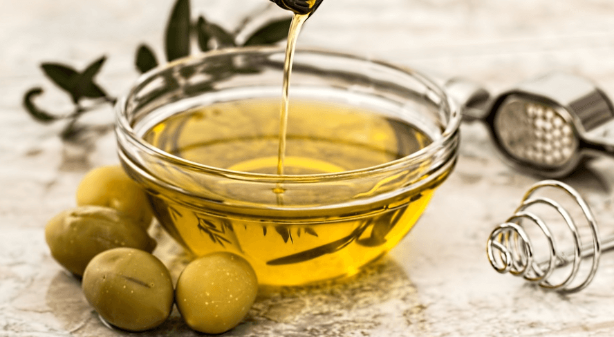 비타민E가 많은 음식 올리브오일을 투명 그릇에 따르고 있다