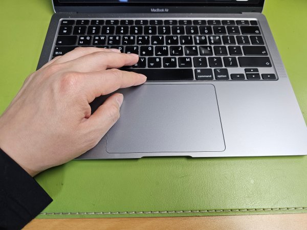 노트북 키보드 위에 올려진 손