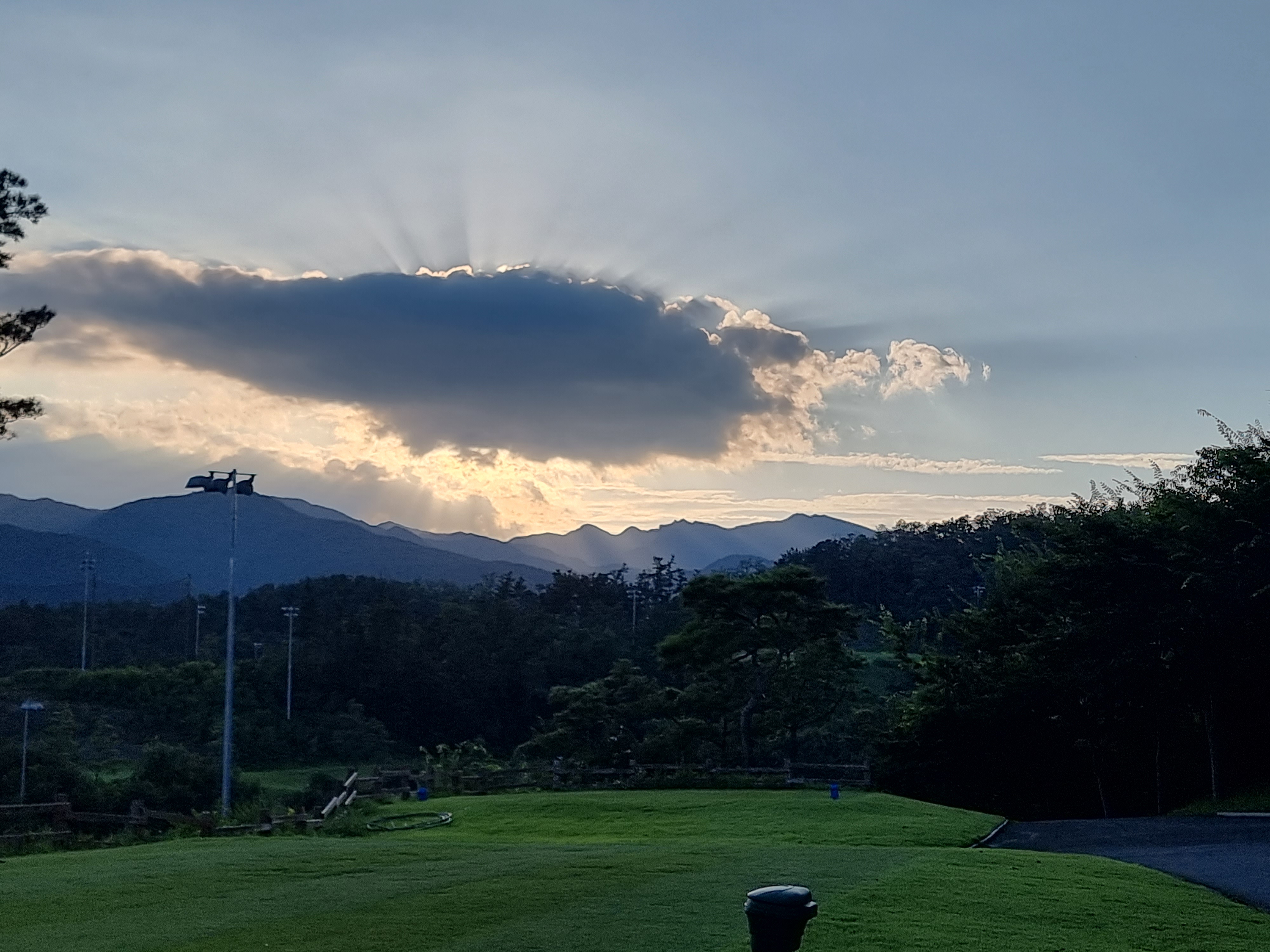 일몰전 구장상부의 구름모습