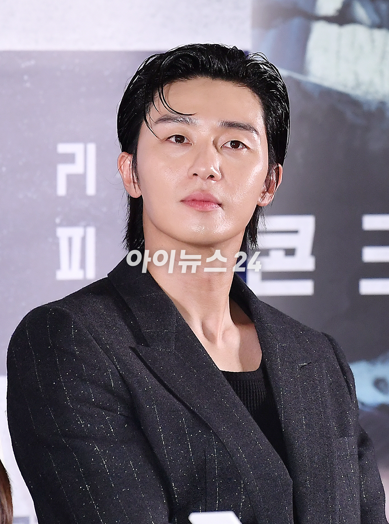 배우 박서준이 31일 오후 서울 송파구 롯데시네마 월드타워에서 열린 영화 '콘크리트 유토피아' 언론 시사회에서 포토타임을 갖고 있다. [사진=곽영래 기자]