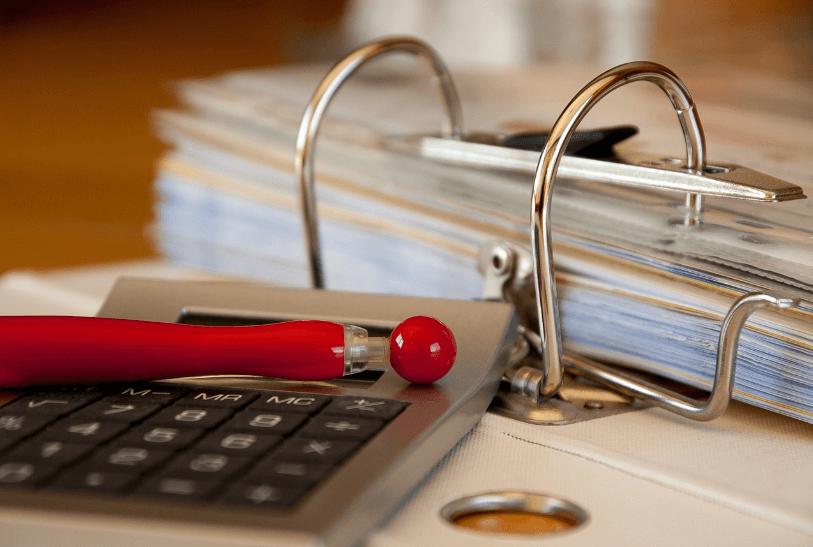 책상 위 회계 서류와 계산기