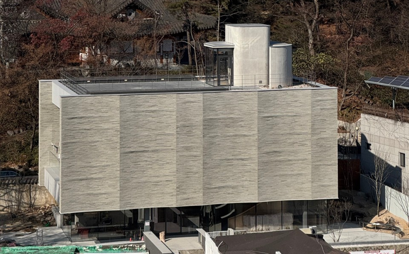 삼청동 포스톤즈 삼청점 외관 전경, 루프탑이 있는 미술관 스타일의 신축 대형카페 건물 전경 이미지