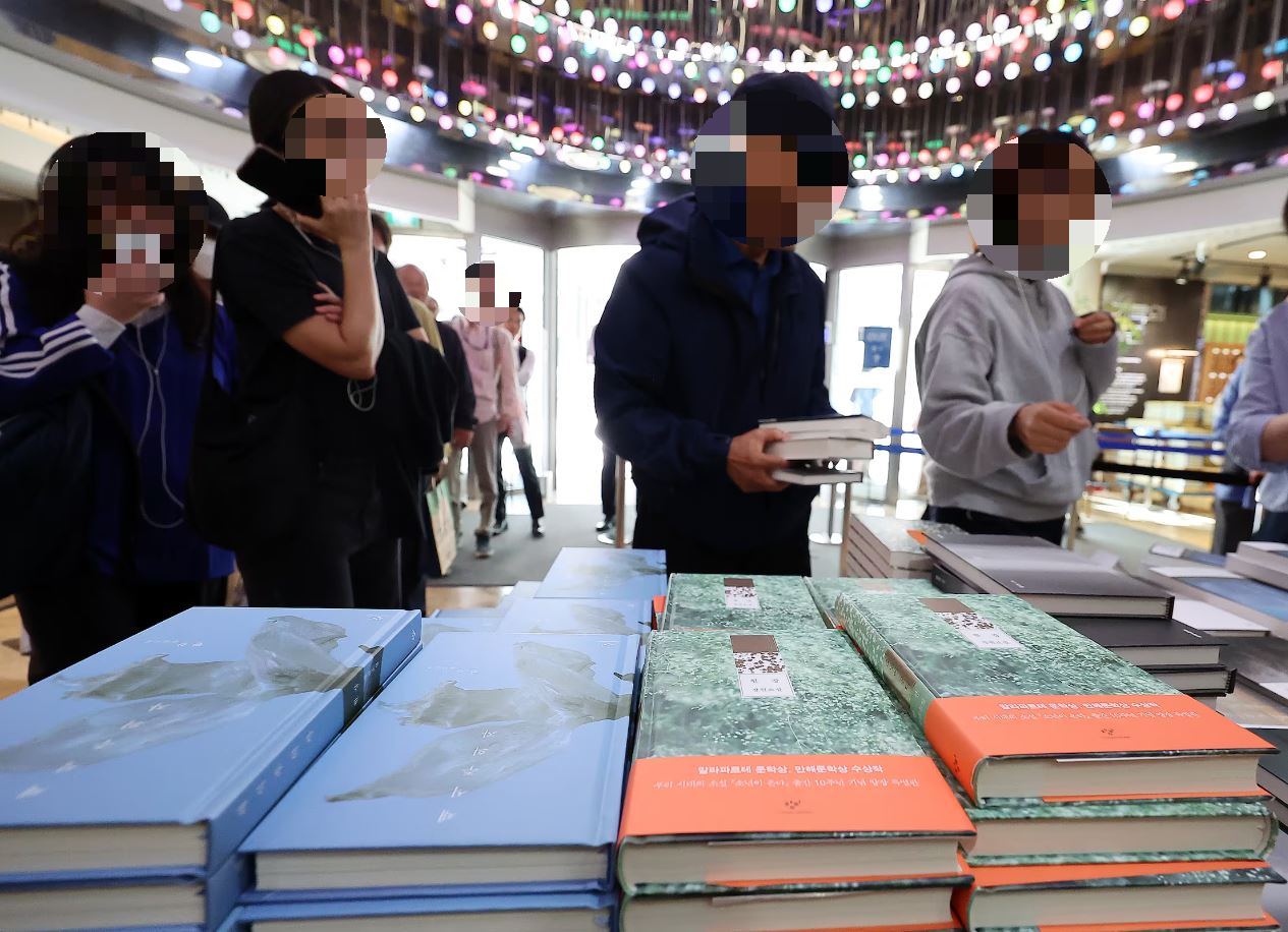 서점안에-놓인-한강-작가-책