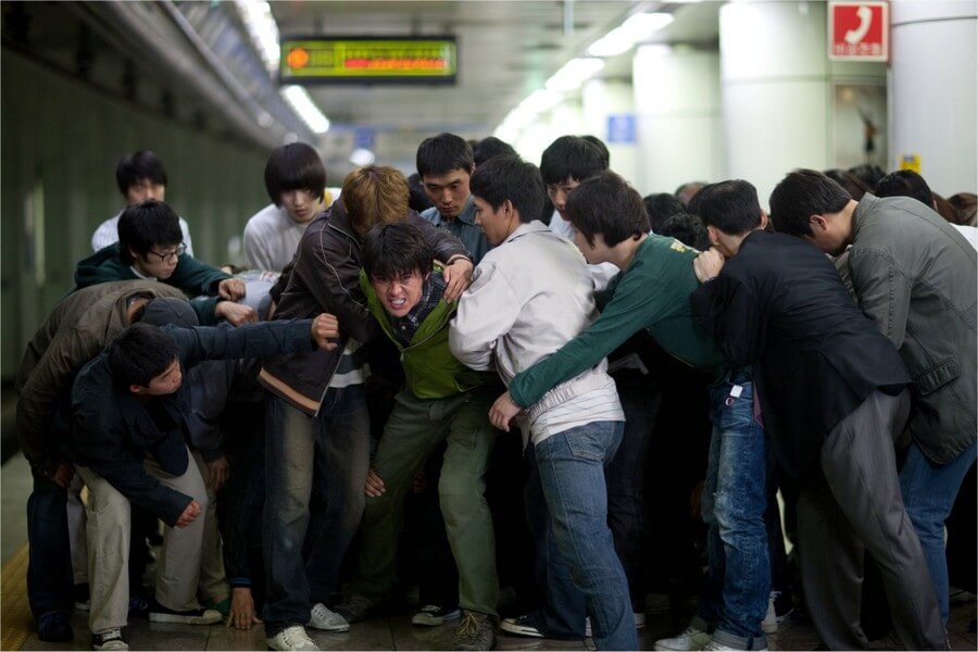 초인이 움직인 사람들로 둘러쌓인 규남이 힘을 쓰는 모습