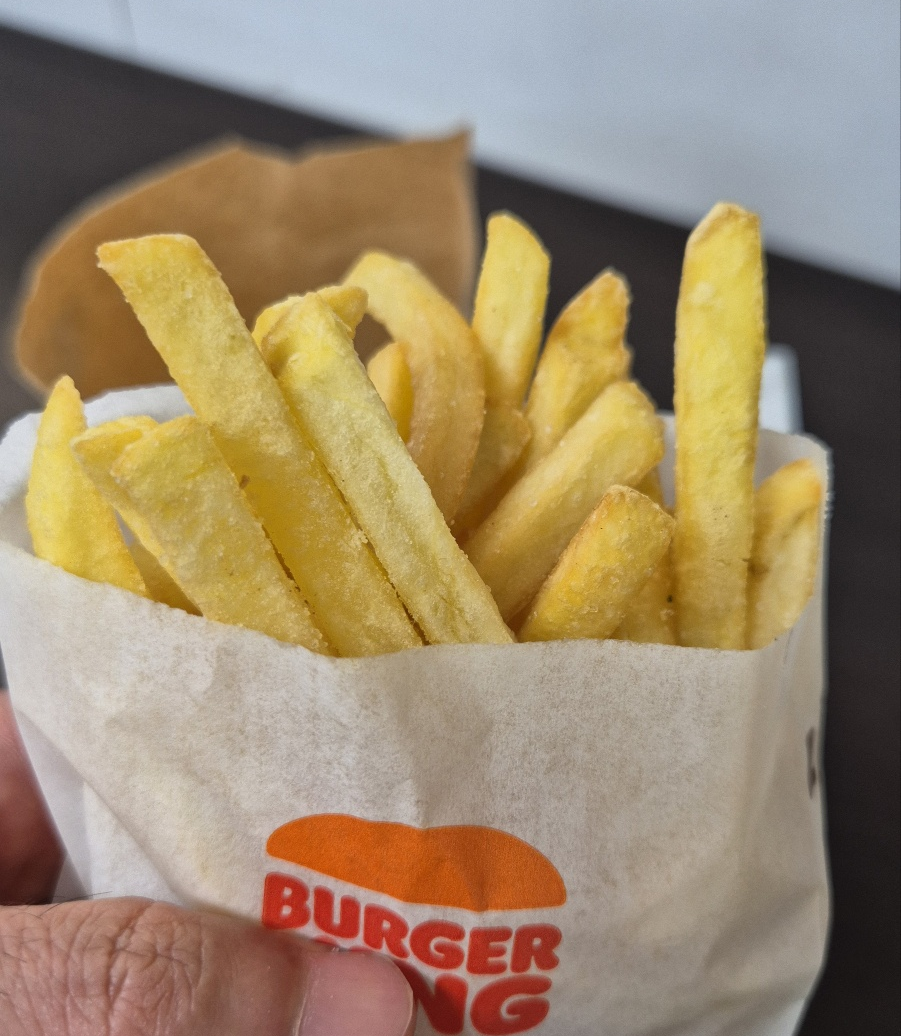 버거킹 감자튀김은 너무 눅눅하지도 않고 맛잇다.