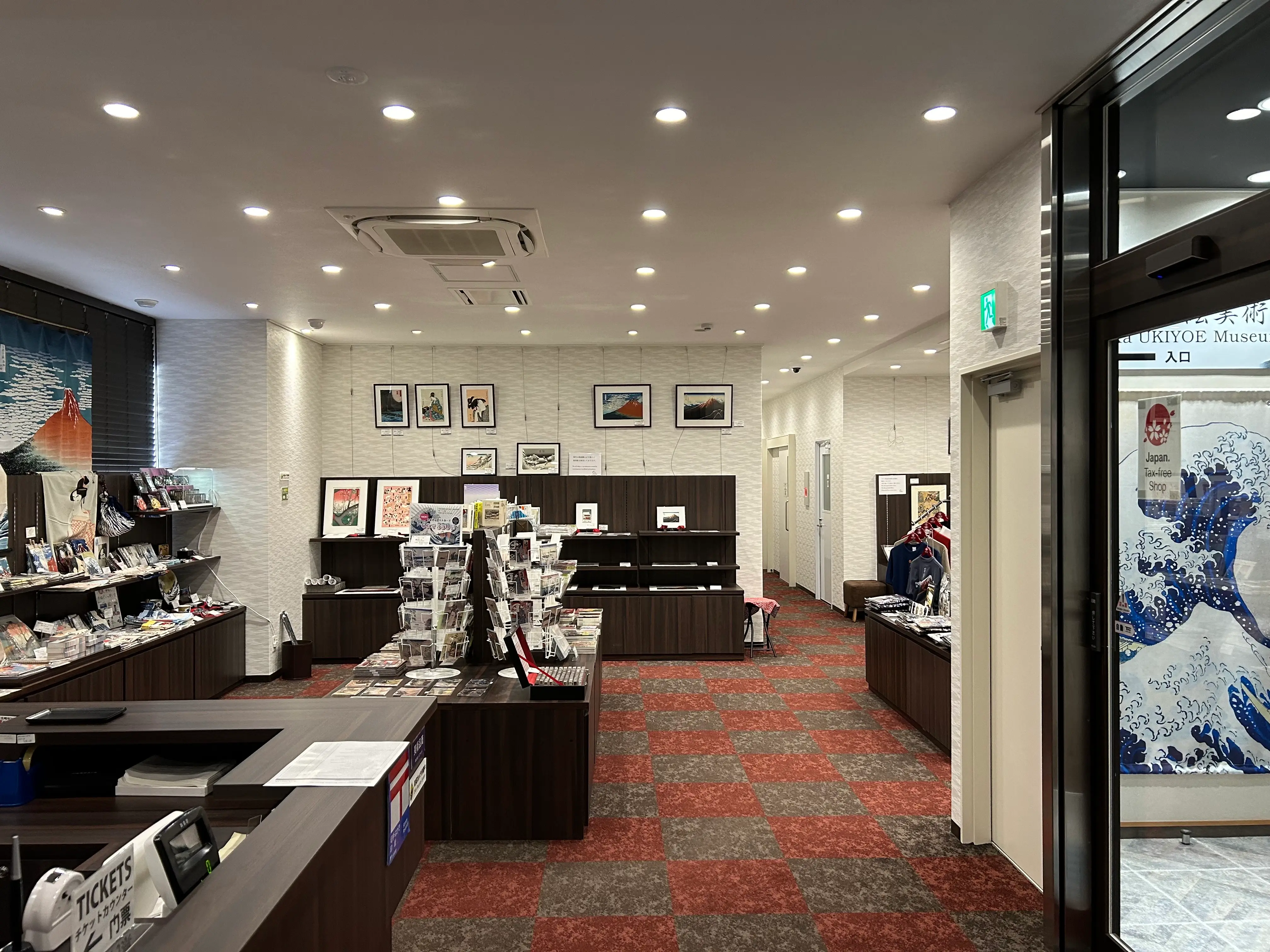 미술관 입장후 우측 굿즈코너가 있습니다.