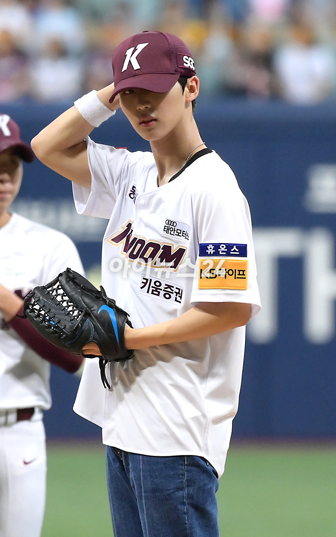 5일 오후 서울 고척스카이돔에서 열린 2023 KBO리그 NC 대 키움 경기에서 그룹 TNX(더뉴식스) 은휘가 시구를 선보이고 있다. [사진=정소희 기자]