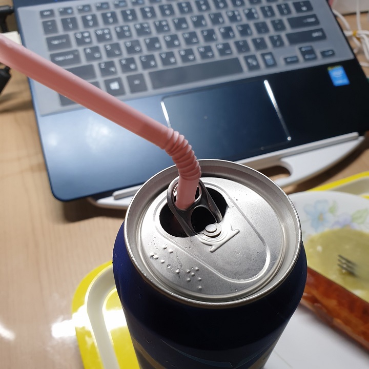 맥주에_빨대꽂아_마시기