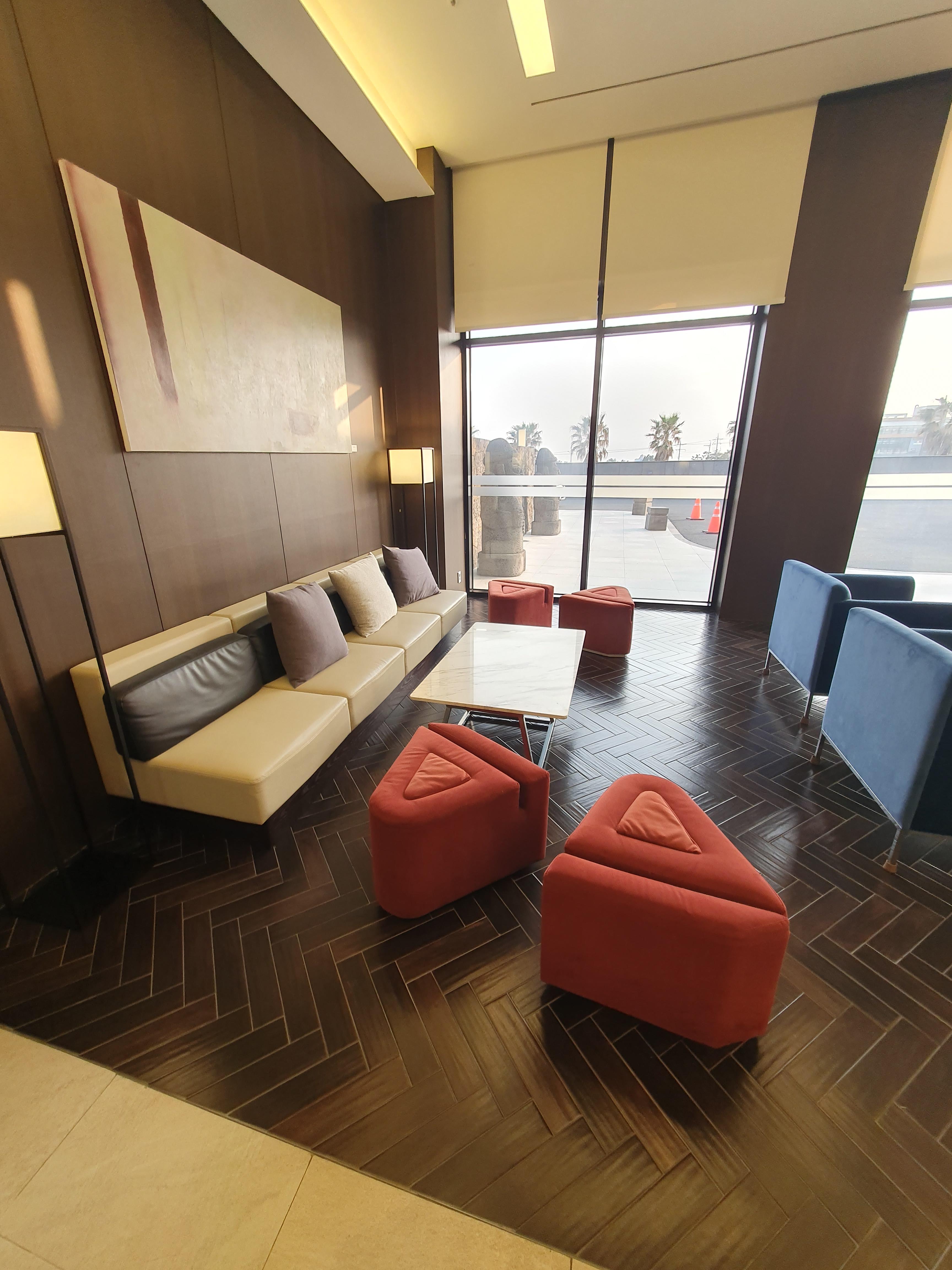 제주 호텔 더본 1층 프론트 휴게공간