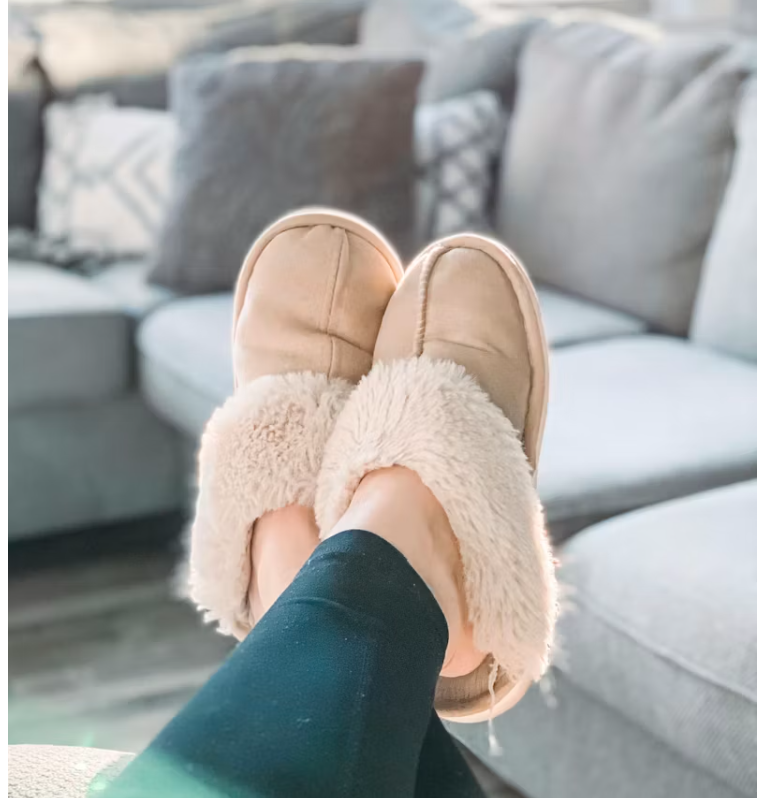 겨울철 실내에서 착용한 따뜻한 털실내화