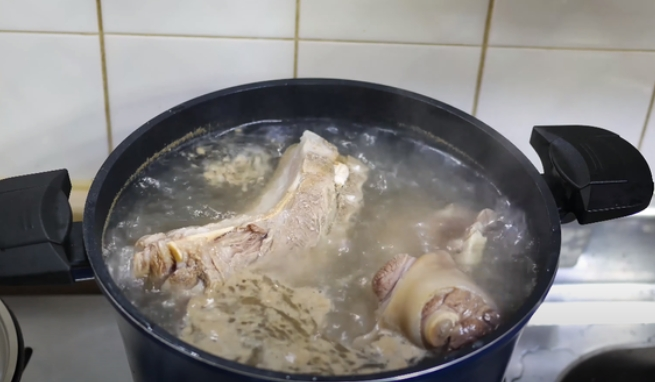 40~60대 건강 지키는 흑염소탕 효능과 집에서 끓이는 법 