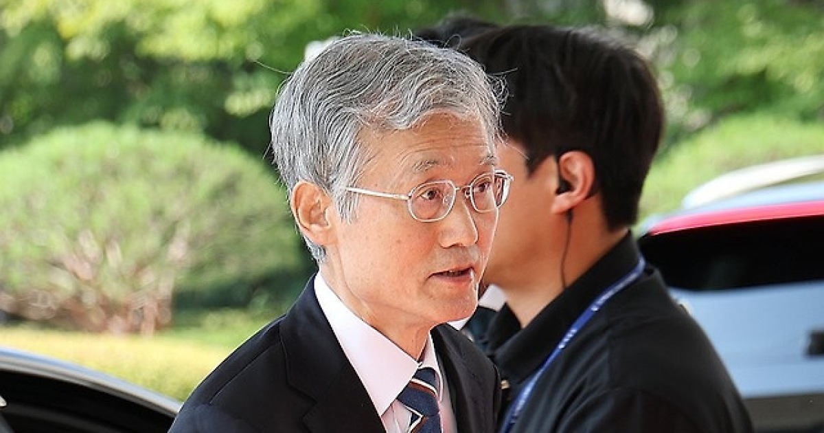 출근하는 조희대 대법원장