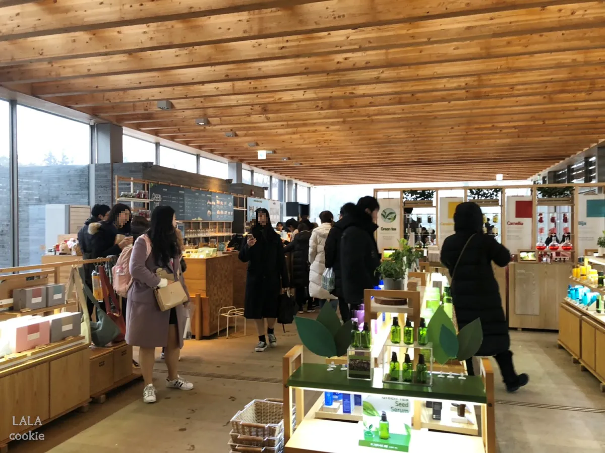 제주도-서쪽-카페-오설록-티뮤지엄-이니스프리-내부-구경하는-사람들