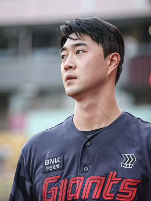 160km 광속구가 증명한 시간의 무게, 롯데 윤성빈의 긴 방황과 2026년을 향한 각오