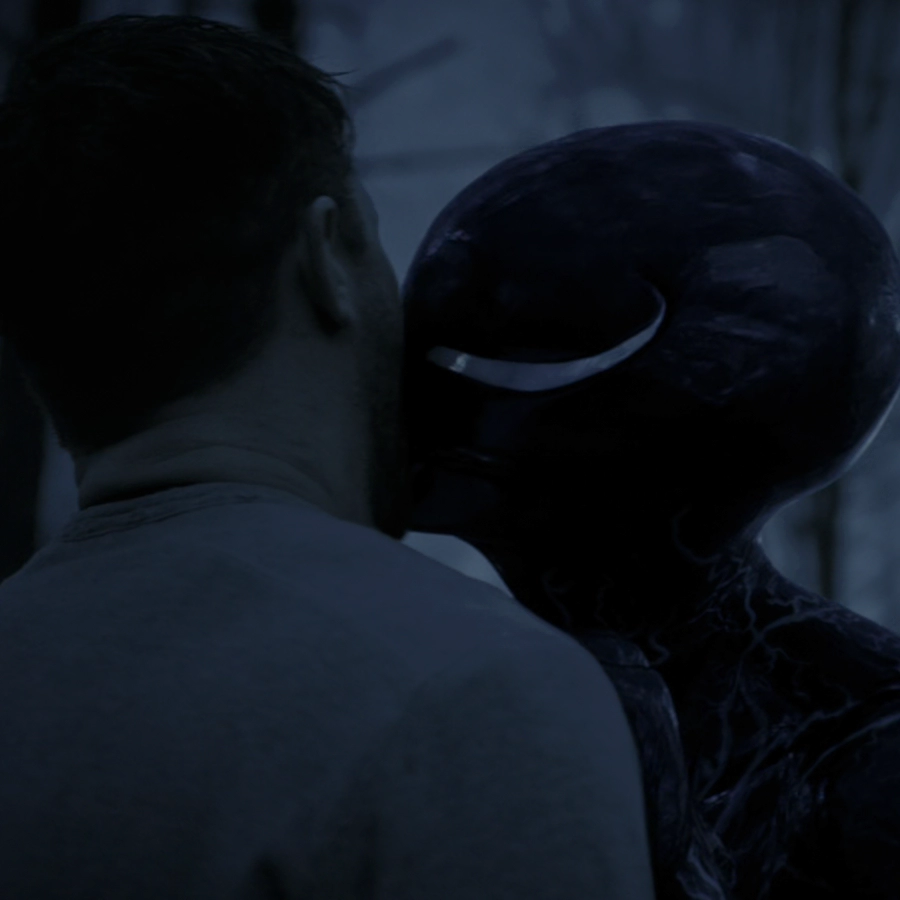 베놈1_키스로 베놈을 건네주는 앤