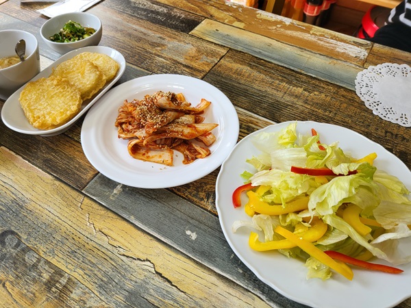 거문도 남강레스토랑 상차림 메뉴 샐러드, 김치, 고구마전