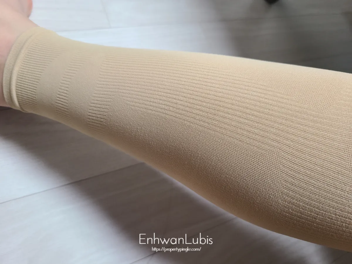 한쪽-다리에-종아리압박밴드를-착용한-모습