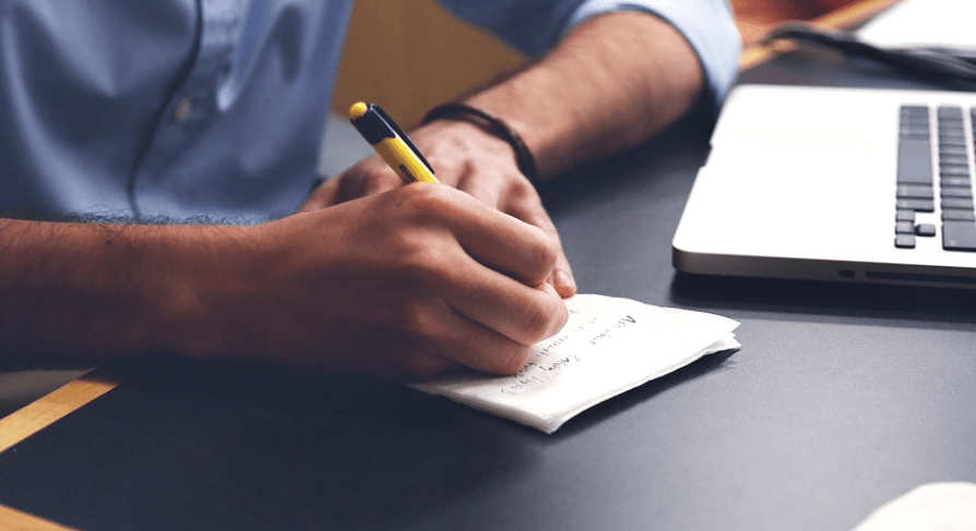 기억력 좋아지는 방법으로 메모를 하고 있는 남자