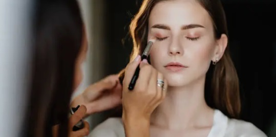 웨딩-메이크업-받는-사진