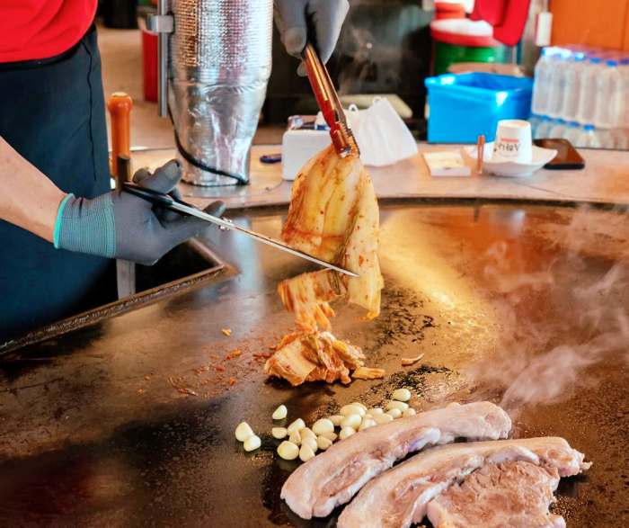 서민갑부 철판 삼겹살 행주산성 맛집 전참시 이영자 추천 삽자루 지리산 흑돼지 구이 비빔국수 잔치국수 연 매출 20억 원 조태중 방송 정보