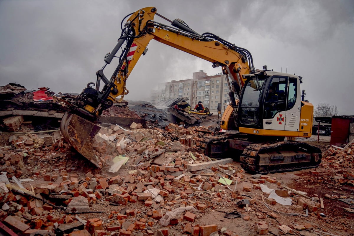 우크라이나 소방관들이 러시아 공습을 받아 폐허가 된 수미 지역에서 건축물 잔해를 처리하고 있다.