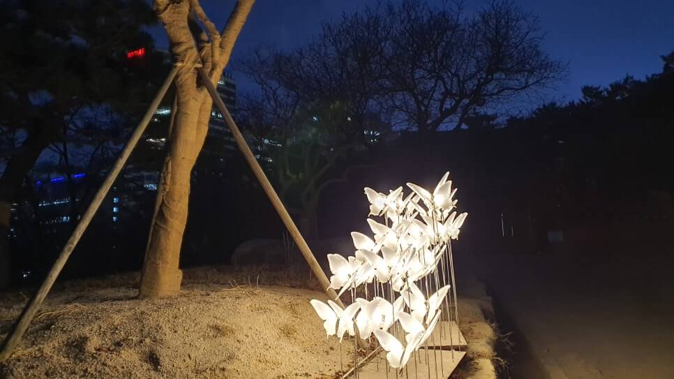 서울 봉은사 : 강남의 빌딩 숲속에 피어난 천년의 향기와 미륵의 자비 화려한 마천루와 코엑스의 현대적인 풍경 속에 사찰