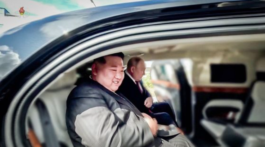 북한 국무위원장 김정은이 작년 9월 13일 러시아 아무르주의 보스토치니 우주기지에서 푸틴 전용차인 아우루스 뒷좌석에 함께 승차한 모습