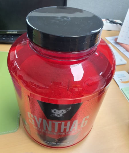 빨간통에-담겨진-프로틴분말
