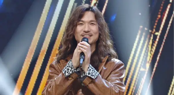 싱어게인 3 -
갈색 가죽자켓을 입고 갈객 긴 웨이브머리에 두손으로 마이크를 잡고 웃고 있는 정홍일