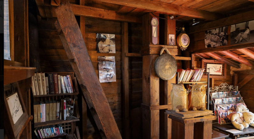 아날로그 소품이 놓인 아늑한 다락방 창가 명당