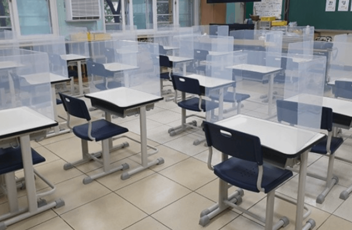 칸막이 쳐진 학교 교실