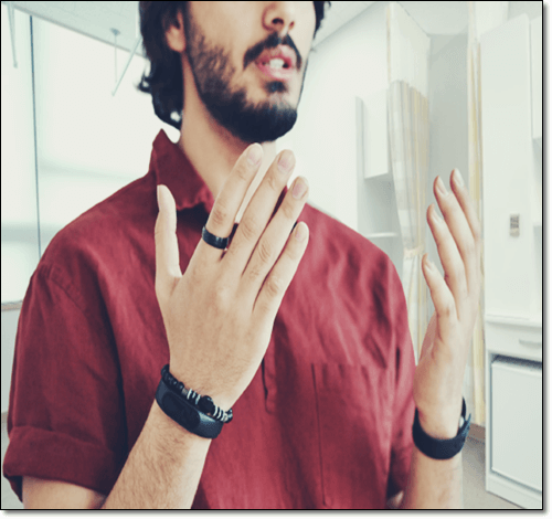 방아쇠수지 증후군 검사하는 남성