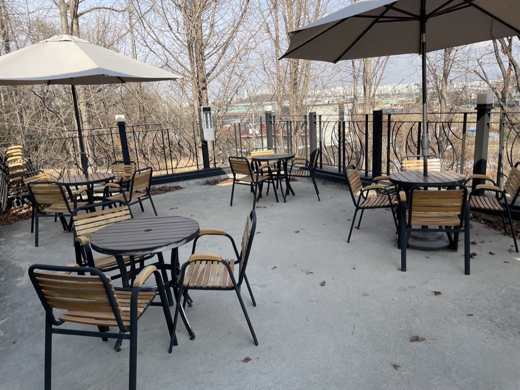 더츠커피팩토리 2층 야외