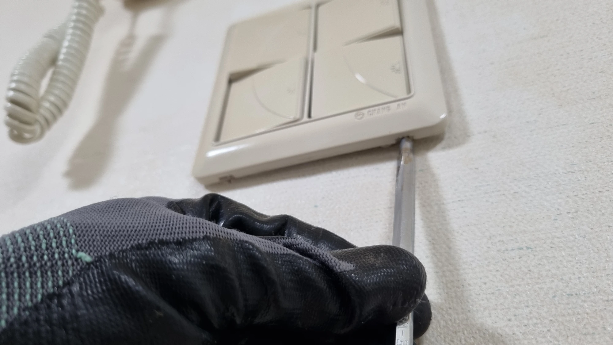 전등 스위치 커버 여는 모습