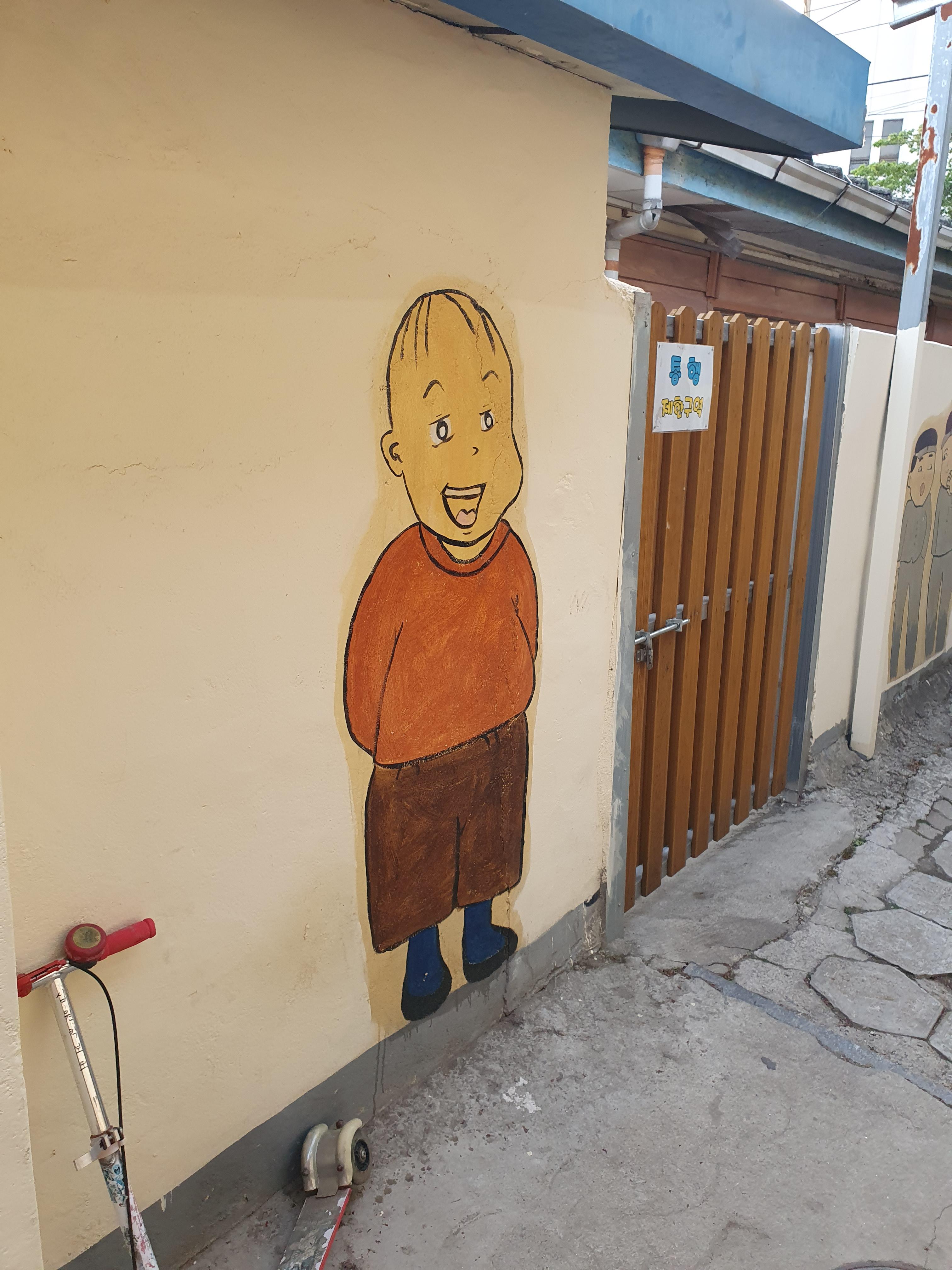 논산 반월소바 대기하는 공간에는 검정고무신 캐릭터가 그려져 있음.