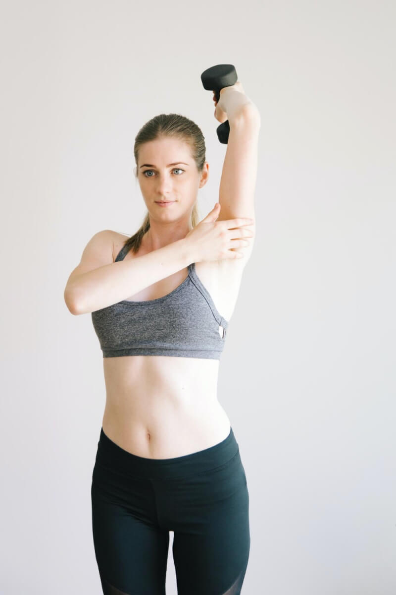 한팔로-운동을-하는-여성