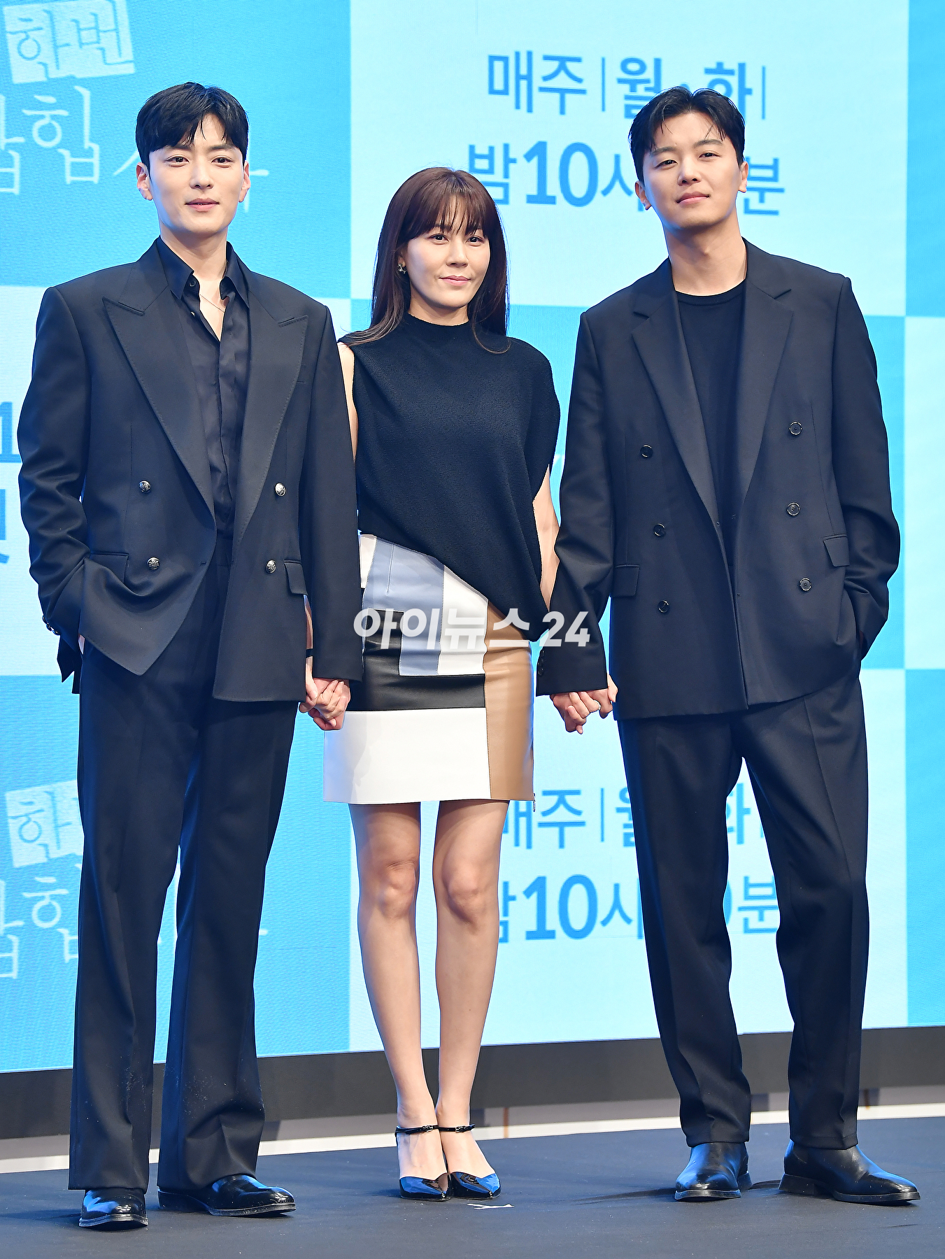 배우 장승조, 김하늘, 연우진이 18일 오후 서울 구로구 더 세인트에서 열린 KBS2 새 월화 '멱살 한번 잡힙시다' 제작발표회에서 포토타임을 갖고 있다. [사진=곽영래 기자]