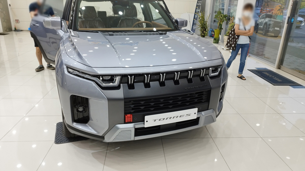 쌍용토레스 앞모습