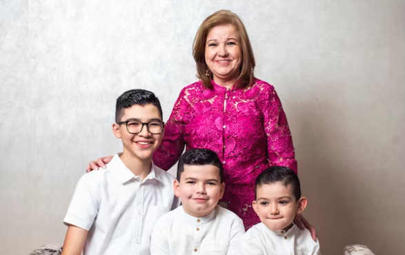 직계비속인-어머니와-아이들이-가족사진을-찍고있다